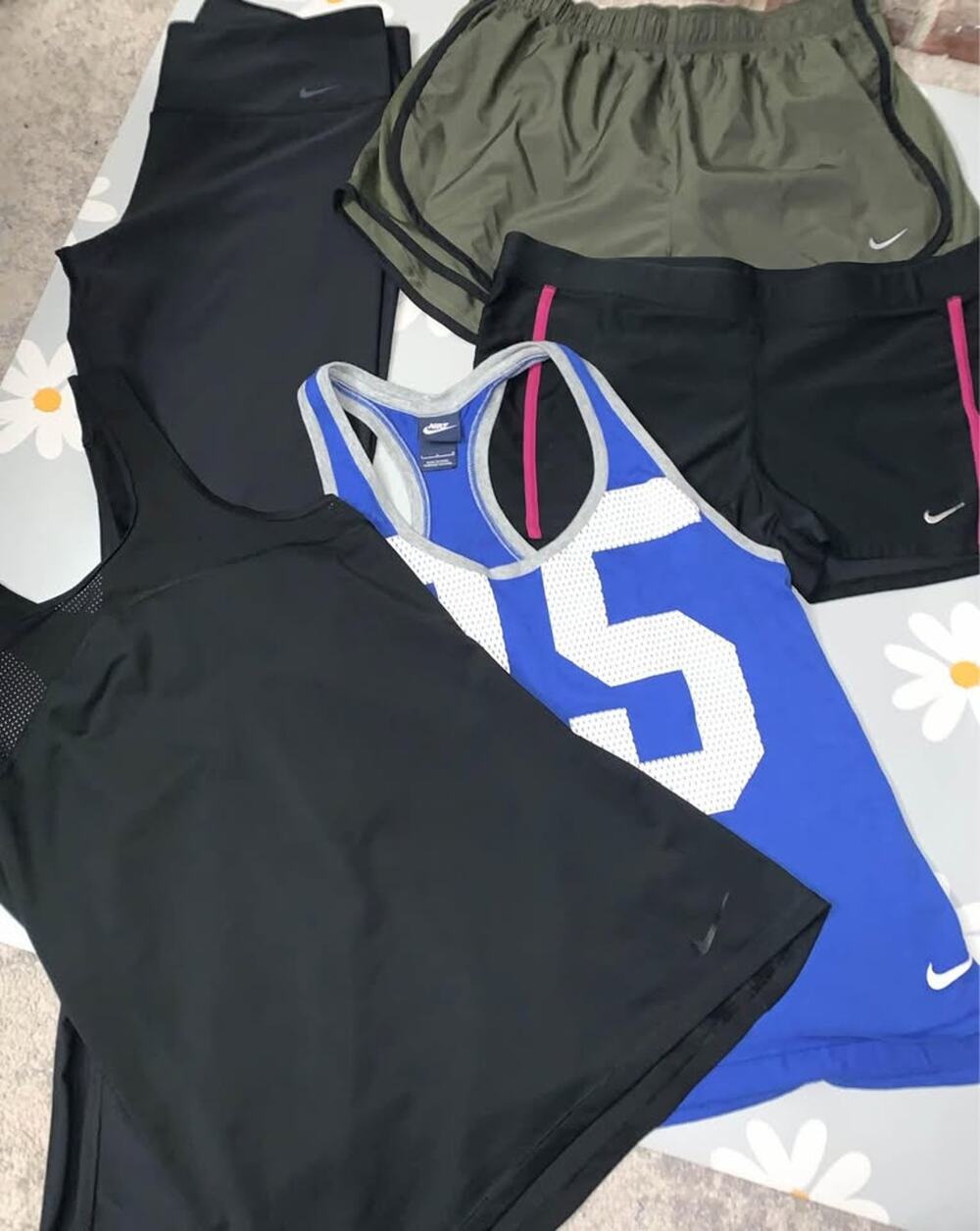 5 pc- Women’s Large Nike bundle